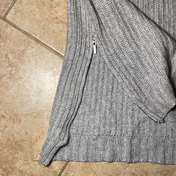 Gray sleeveless sweater  - Picture 3 of 7